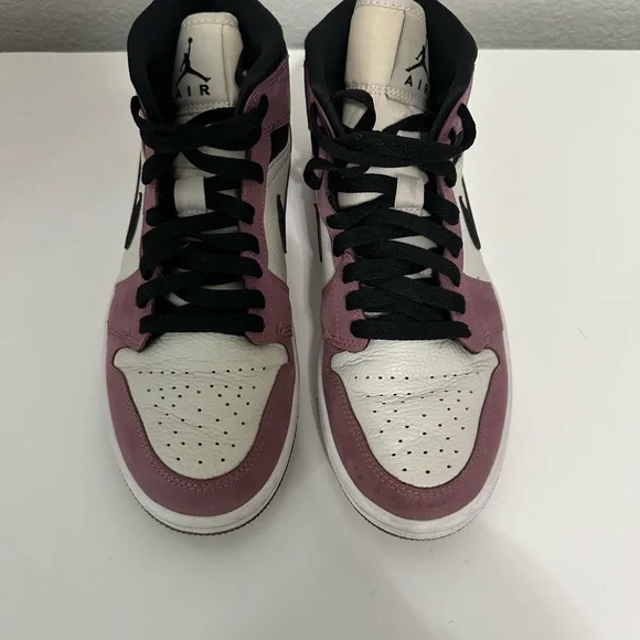 Jordan 1 in Mauve and Black - Picture 5 of 6